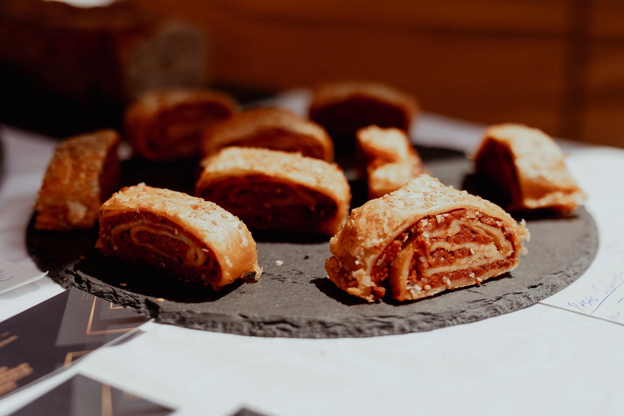 Veganes Menü, kunstvoll angerichtet — Retreat-Catering